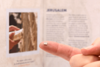 שרשרת עדן מעויין זהב 14 קראט עם ננו תנ"ך - תיק התיקיםJerusalem Nano Bible Jewelryחנות "ג'רוזלם ננו תנ"ך" היחיד שמיוצר בישראל