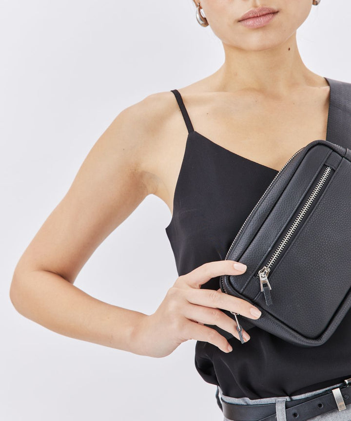 Emanuel תיק פאוץ' מעור דגם ספורטי - תיק התיקיםEmanuelנשים