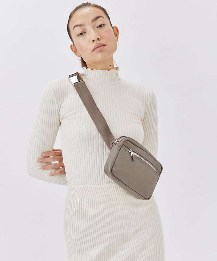 Emanuel תיק פאוץ' מעור דגם ספורטי - תיק התיקיםEmanuelנשים