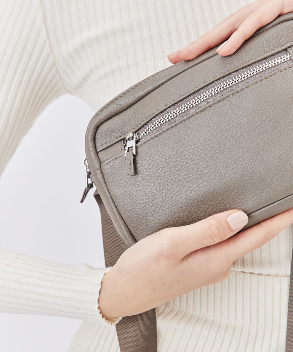 Emanuel תיק פאוץ' מעור דגם ספורטי - תיק התיקיםEmanuelנשים