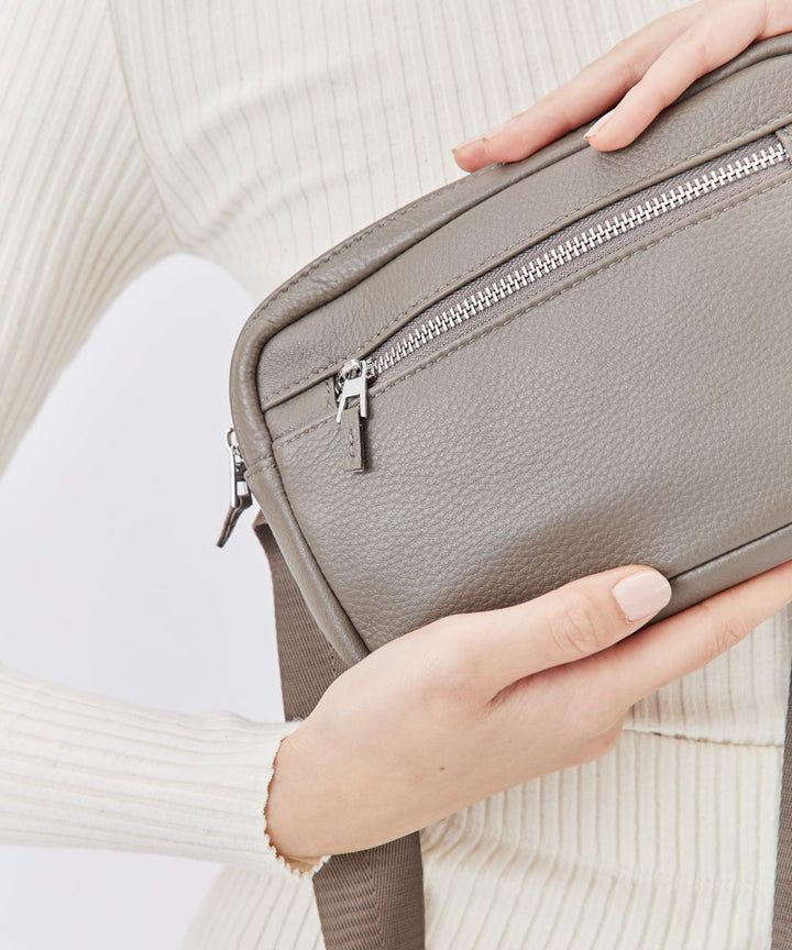 Emanuel תיק פאוץ' מעור דגם ספורטי - תיק התיקיםEmanuelנשים