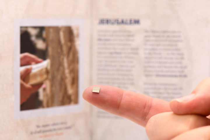 עגילי ריבועים עם טיפה וננו תנ"ך - תיק התיקיםJNB Jewishחנות "ג'רוזלם ננו תנ"ך" היחיד שמיוצר בישראל