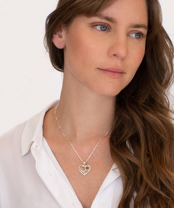 תליון לב עם ג'רוזלם ננו תנ"ך - תיק התיקיםJNB Jewishחנות "ג'רוזלם ננו תנ"ך" היחיד שמיוצר בישראל