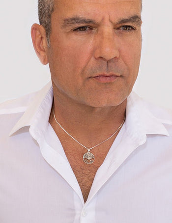 שרשרת עץ החיים לגבר עם ג'רוזלם ננו תנ"ך באמצע הגזע - תיק התיקיםJNB Jewishחנות "ג'רוזלם ננו תנ"ך" היחיד שמיוצר בישראל