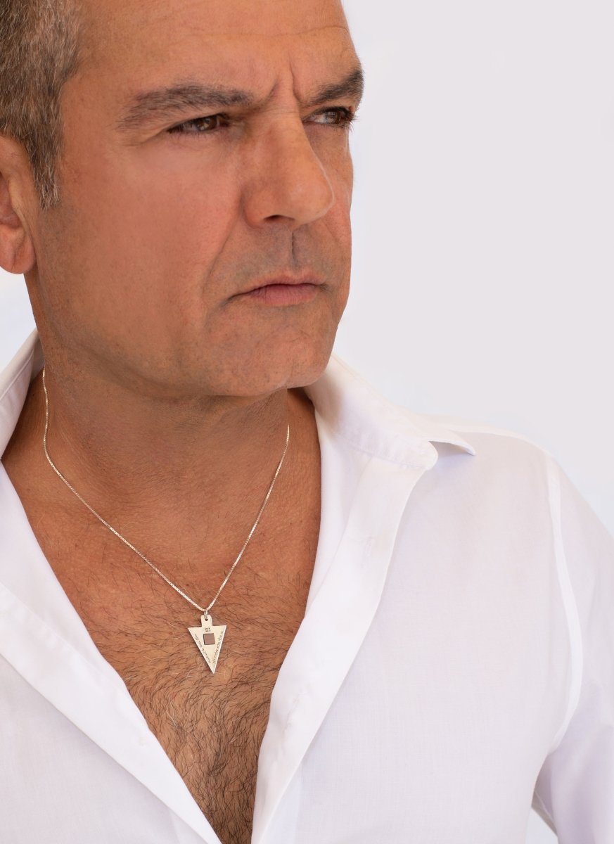 תליון כסף ג'רוזלם ננו תנ"ך משולש עם ציטוט מספר תהילים - תיק התיקיםJNB Jewishחנות "ג'רוזלם ננו תנ"ך" היחיד שמיוצר בישראל