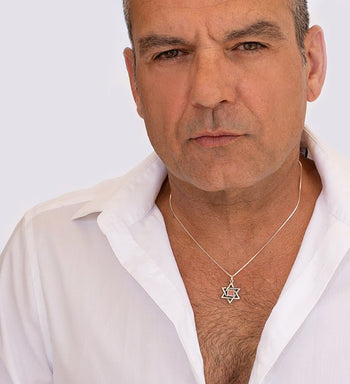 מגן דוד קלאסי משובץ ננו תנ"ך לגבר - תיק התיקיםJNB Jewishחנות "ג'רוזלם ננו תנ"ך" היחיד שמיוצר בישראל