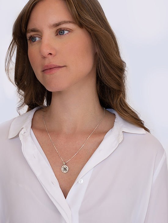 תליון חישוק וריבוע עם ג'רוזלם ננו תנ"ך - תיק התיקיםJNB Jewishחנות "ג'רוזלם ננו תנ"ך" היחיד שמיוצר בישראל