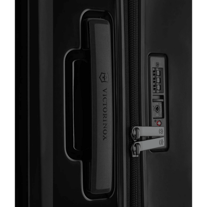 מזוודת טרולי קשיחה Victorinox Airox בינונית שחורה מתרחבת - תיק התיקיםVictorinoxמזוודות