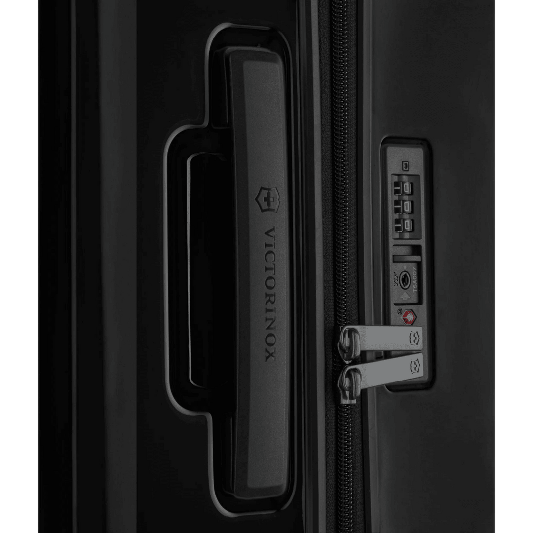 מזוודת טרולי קשיחה Victorinox Airox גדולה שחורה - תיק התיקיםVictorinoxמזוודות