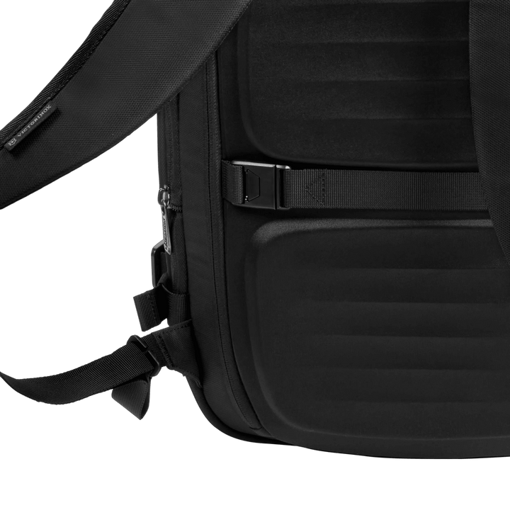 תיק נסיעות Victorinox Crosslight Boarding Bag שחור - תיק התיקיםVictorinoxאביזרי נסיעות