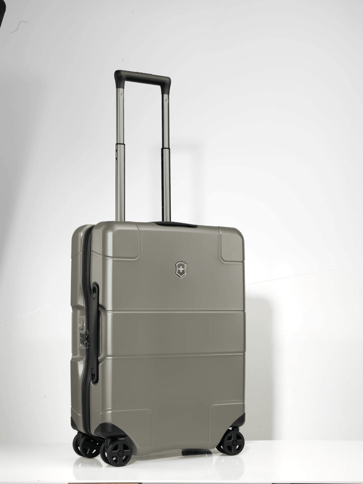 מזוודת טרולי קשיחה Victorinox Lexicon Hardside עלייה למטוס אפורה - תיק התיקיםVictorinoxטרולי עליה למטוס