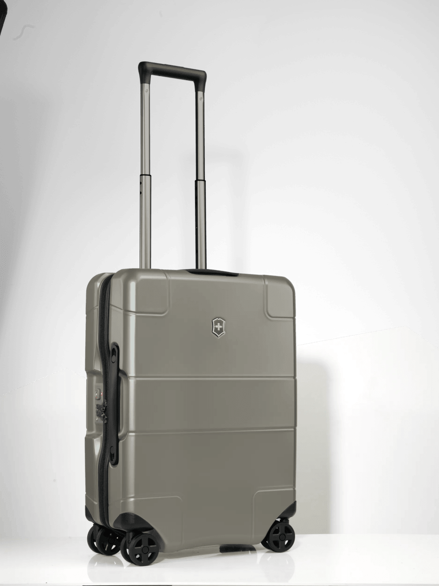 מזוודת טרולי קשיחה Victorinox Lexicon Hardside עלייה למטוס אפורה - תיק התיקיםVictorinoxטרולי עליה למטוס