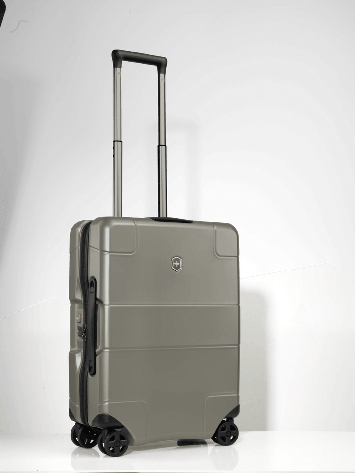 מזוודת טרולי קשיחה Victorinox Lexicon Hardside עלייה למטוס אפורה - תיק התיקיםVictorinoxטרולי עליה למטוס