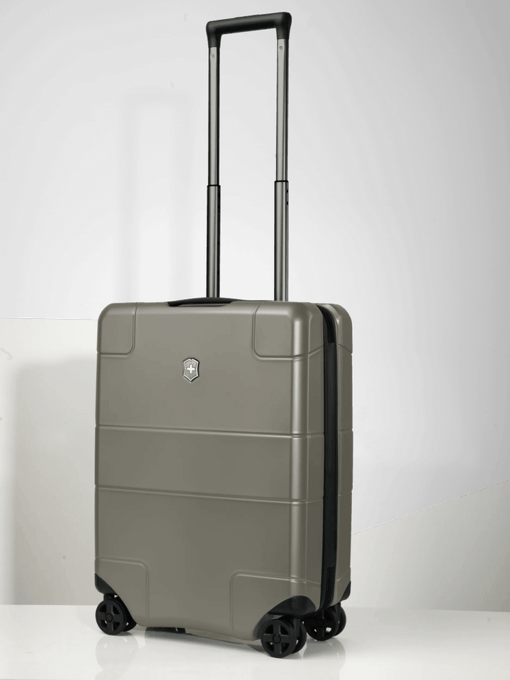 מזוודת טרולי קשיחה Victorinox Lexicon Hardside עלייה למטוס אפורה - תיק התיקיםVictorinoxטרולי עליה למטוס