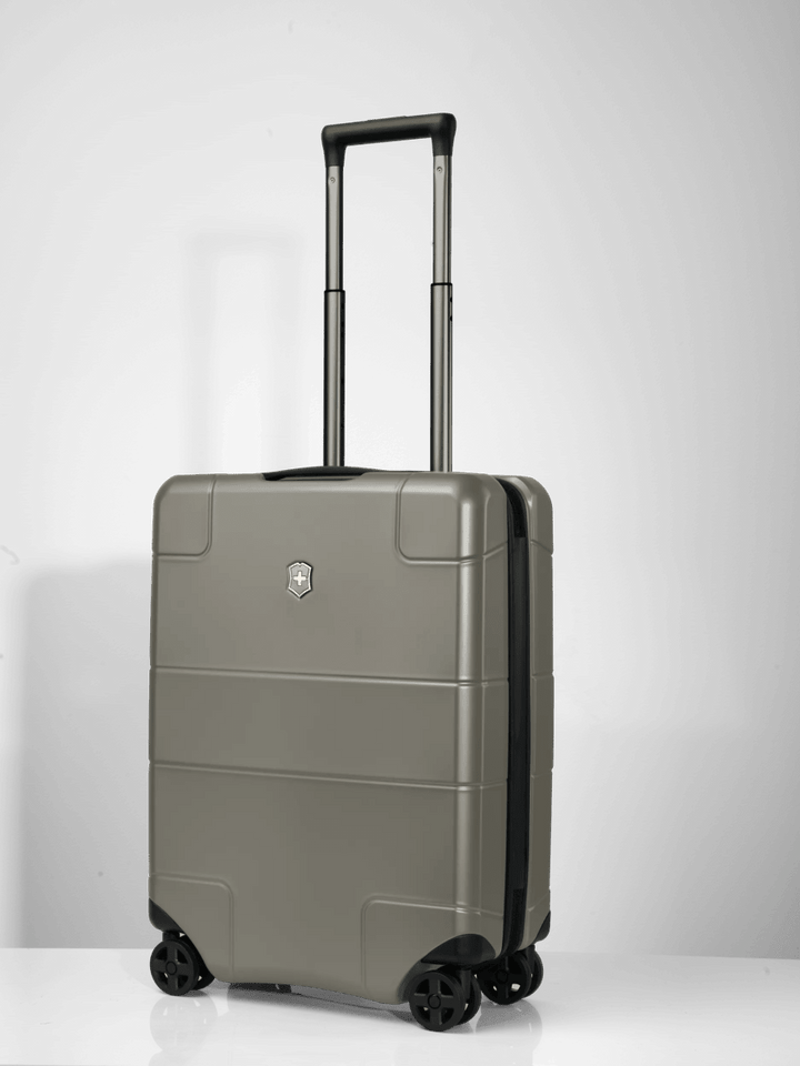 מזוודת טרולי קשיחה Victorinox Lexicon Hardside עלייה למטוס אפורה - תיק התיקיםVictorinoxטרולי עליה למטוס