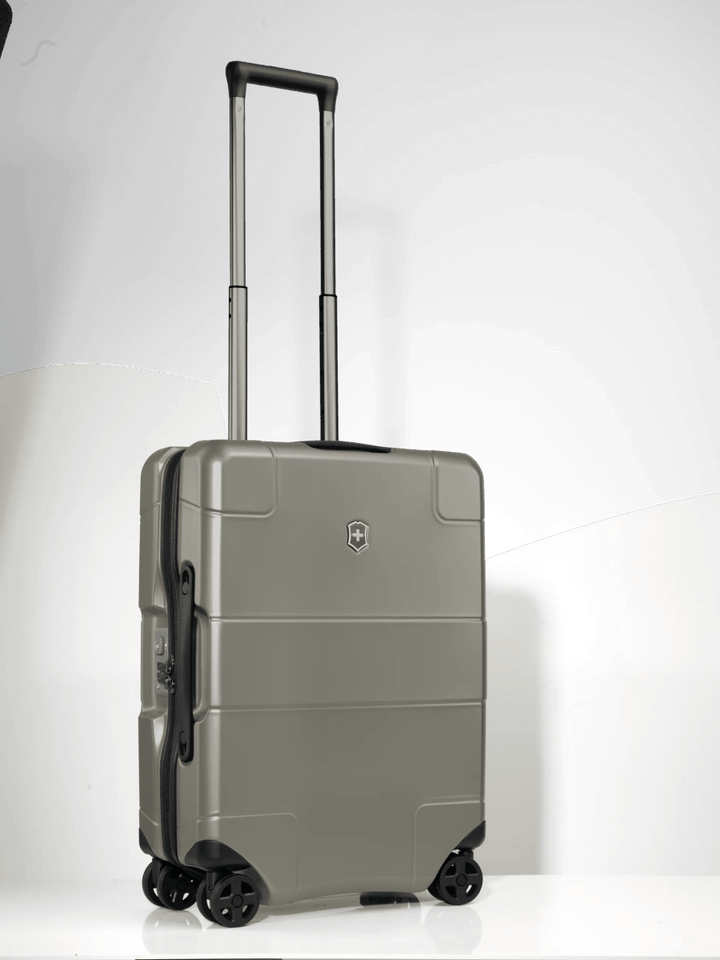 מזוודת טרולי קשיחה Victorinox Lexicon Hardside עלייה למטוס אפורה - תיק התיקיםVictorinoxטרולי עליה למטוס