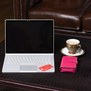 VISCONTI ארנק בגודל בינוני עם רצועת סגירה דגם Madame - תיק התיקיםVISCONTIנשים